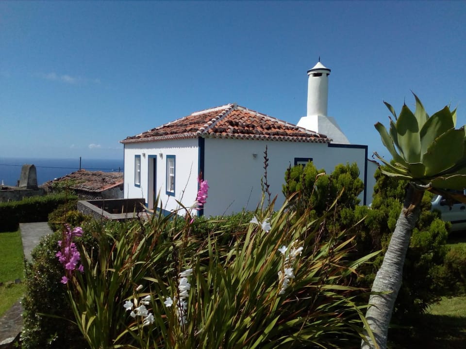 Facade/entrance, Off site, Garden, Balcony/Terrace, On site, Mountain view, Sea view