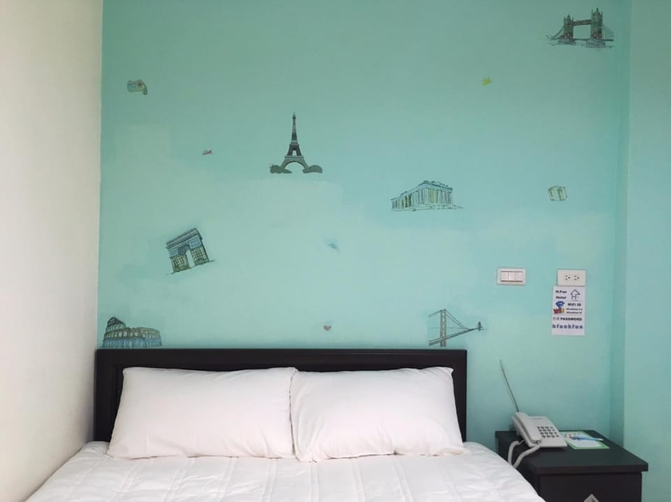 Seating area, Bedroom, bunk bed