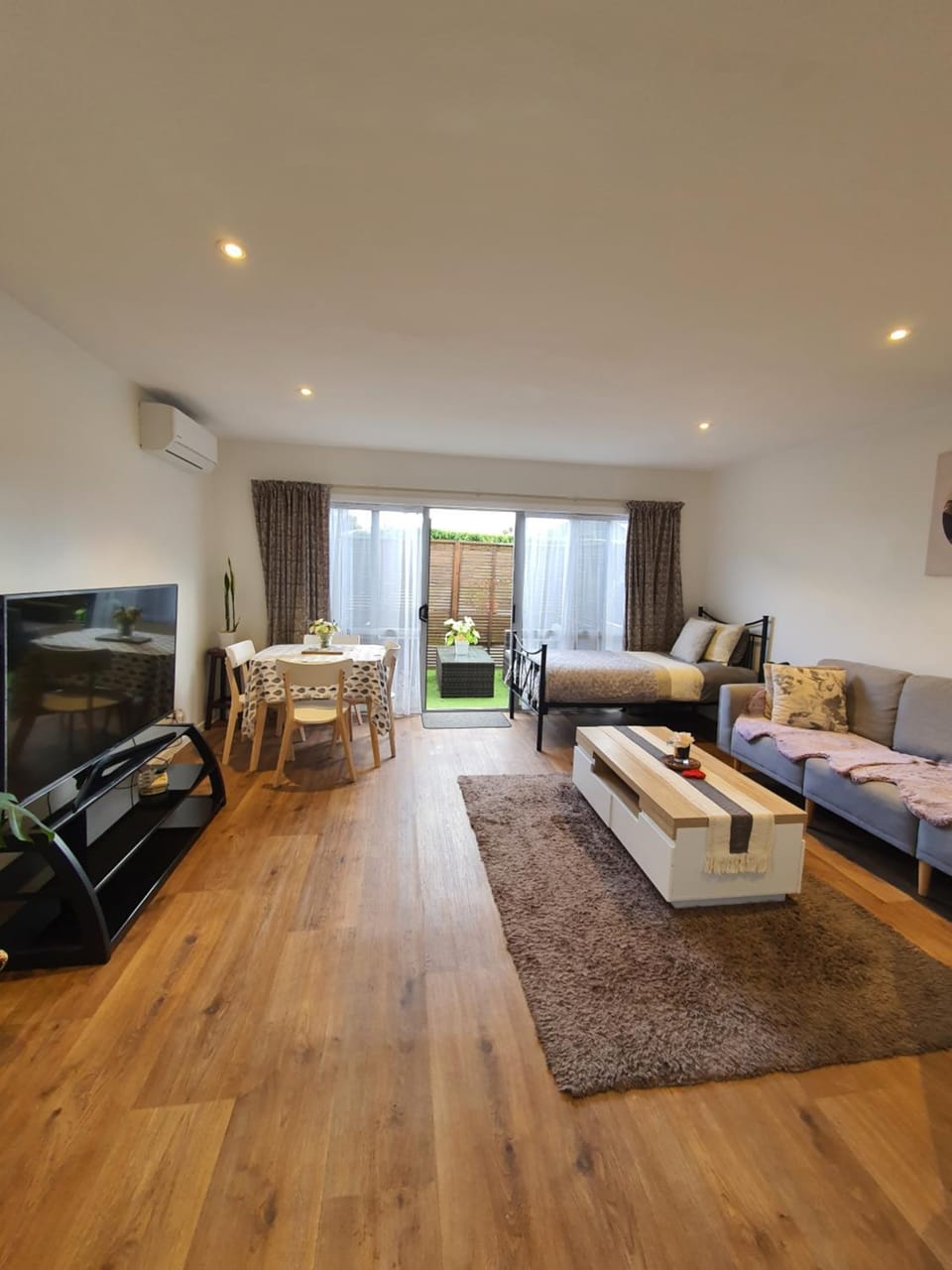 Communal lounge/ TV room, TV and multimedia, Living room, Seating area, Evening entertainment