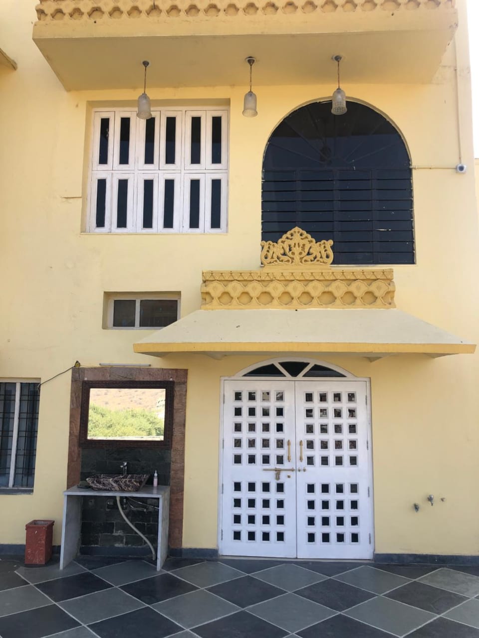 Property building, Facade/entrance, Day, Balcony/Terrace