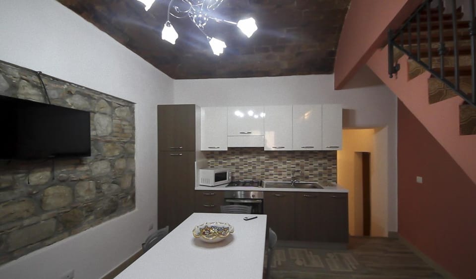 TV and multimedia, Coffee/tea facilities, Balcony/Terrace, Kitchen or kitchenette, Living room, Seating area, Animals, Animals, Pets, Pets