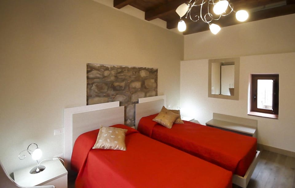 Staff, People, TV and multimedia, Animals, Animals, Bedroom, Pets, Pets, Guests, children, young children, older children, group of guests, Family