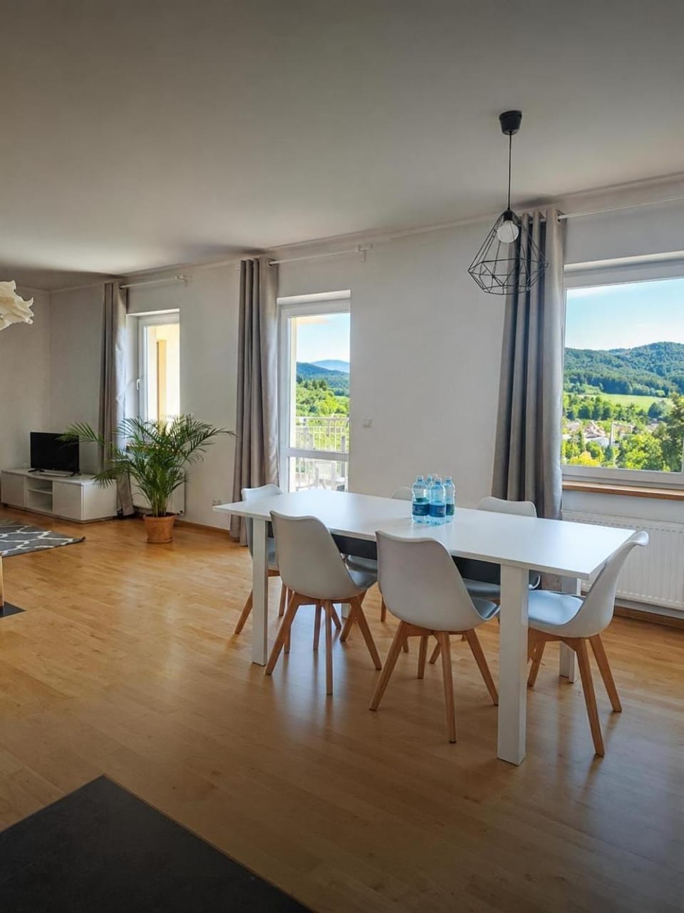 Natural landscape, TV and multimedia, View (from property/room), Living room, Seating area, Dining area, Mountain view, Mountain view