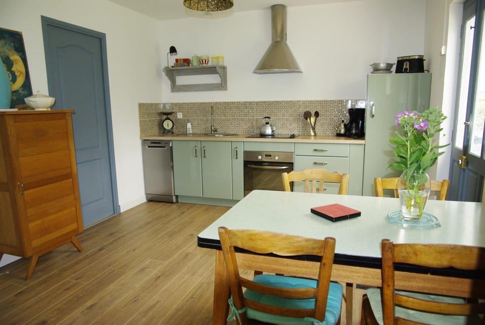 Kitchen or kitchenette, Dining area