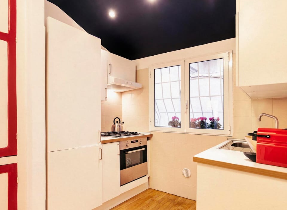 Kitchen or kitchenette, Photo of the whole room, stove