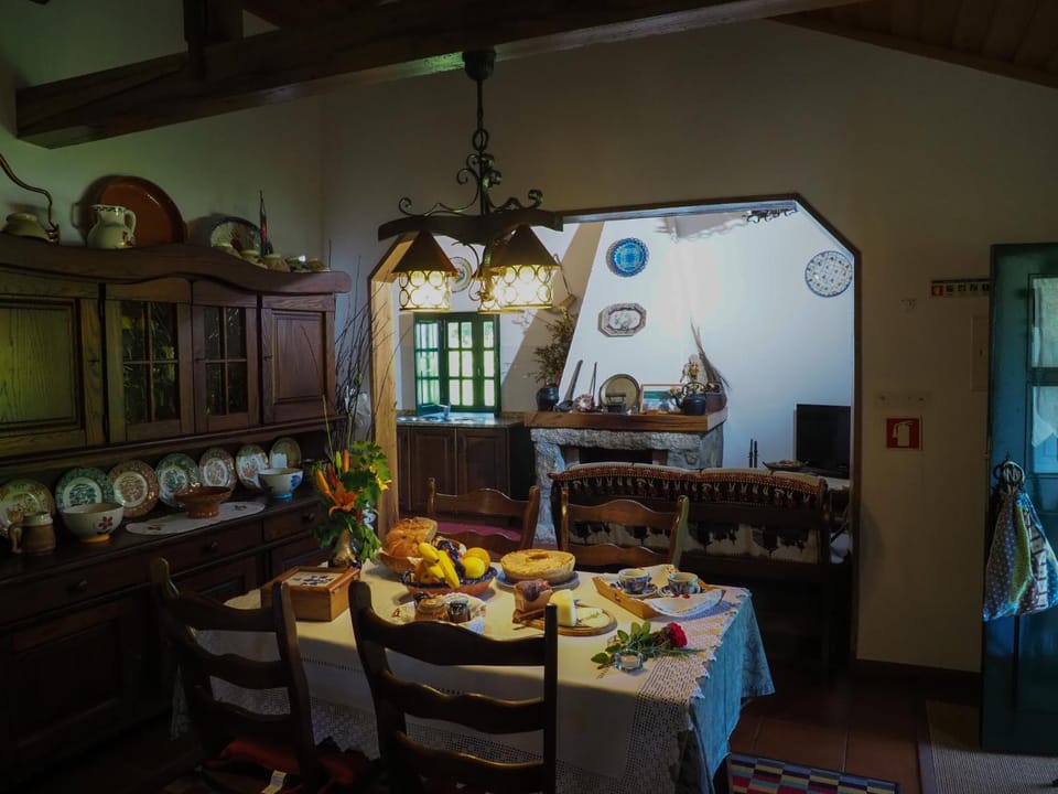 Coffee/tea facilities, Kitchen or kitchenette, Living room, Dining area