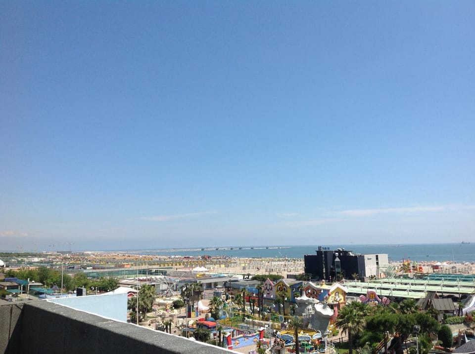 Bird's eye view, Location