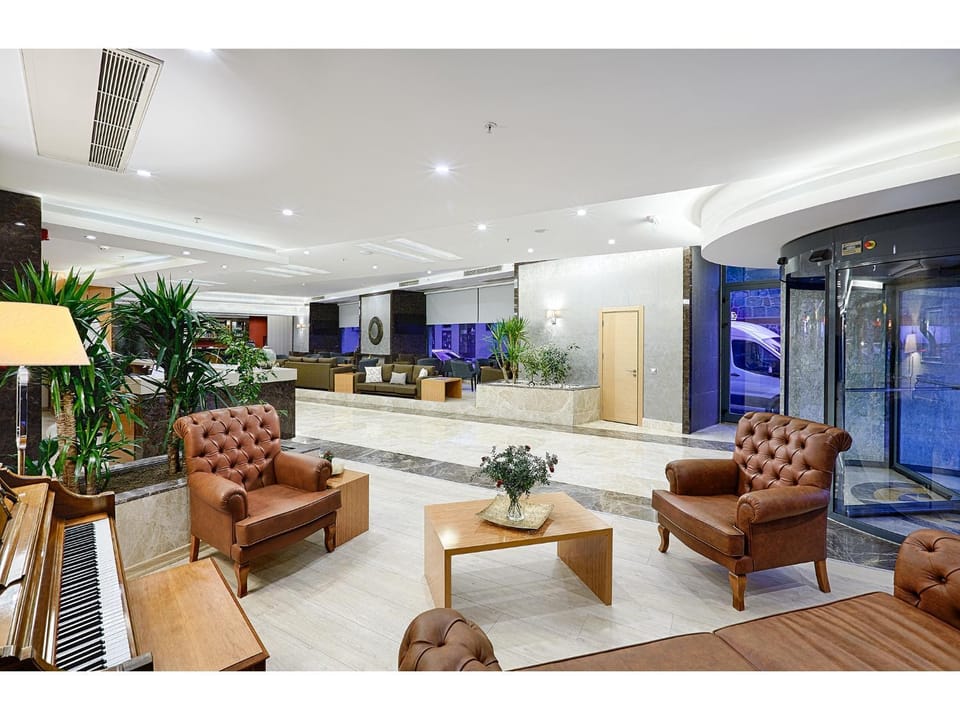 Staff, Communal lounge/ TV room, People, Activities, Lobby or reception, Lounge or bar, Other, Banquet/Function facilities, Decorative detail, Evening entertainment, Entertainment, Meals, Lunch, Dinner, Drinks, Alcoholic drinks, Non alcoholic drinks, Family