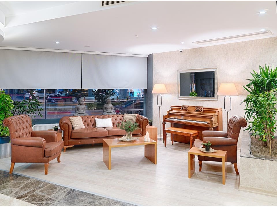 Staff, Communal lounge/ TV room, People, Activities, View (from property/room), Lobby or reception, Lounge or bar, Food and drinks, Other, Banquet/Function facilities, Decorative detail, Evening entertainment, Street view, Entertainment, Drinks, Alcoholic drinks, Non alcoholic drinks, Family