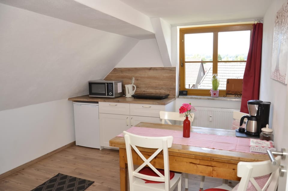 Coffee/tea facilities, Kitchen or kitchenette, Photo of the whole room, Seating area, Dining area