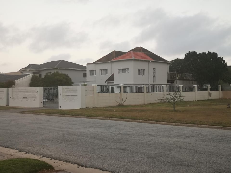 Property building, Facade/entrance, Garden