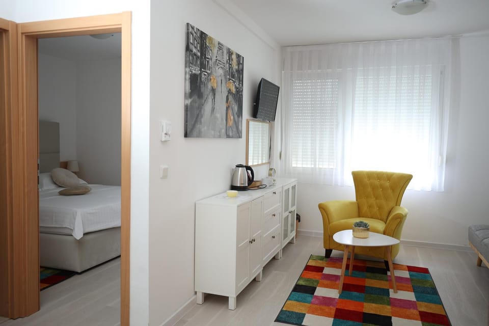 Bed, TV and multimedia, Living room, Photo of the whole room, Seating area, Bedroom