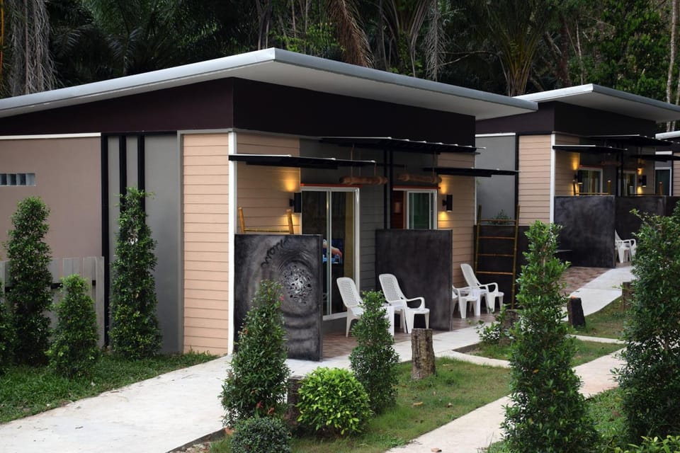 Property building, Facade/entrance, Night, Photo of the whole room, On site, Garden view, Location