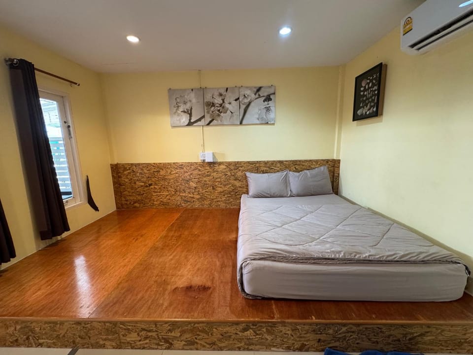 Bed, Living room, Photo of the whole room, Seating area, Bedroom, air conditioner