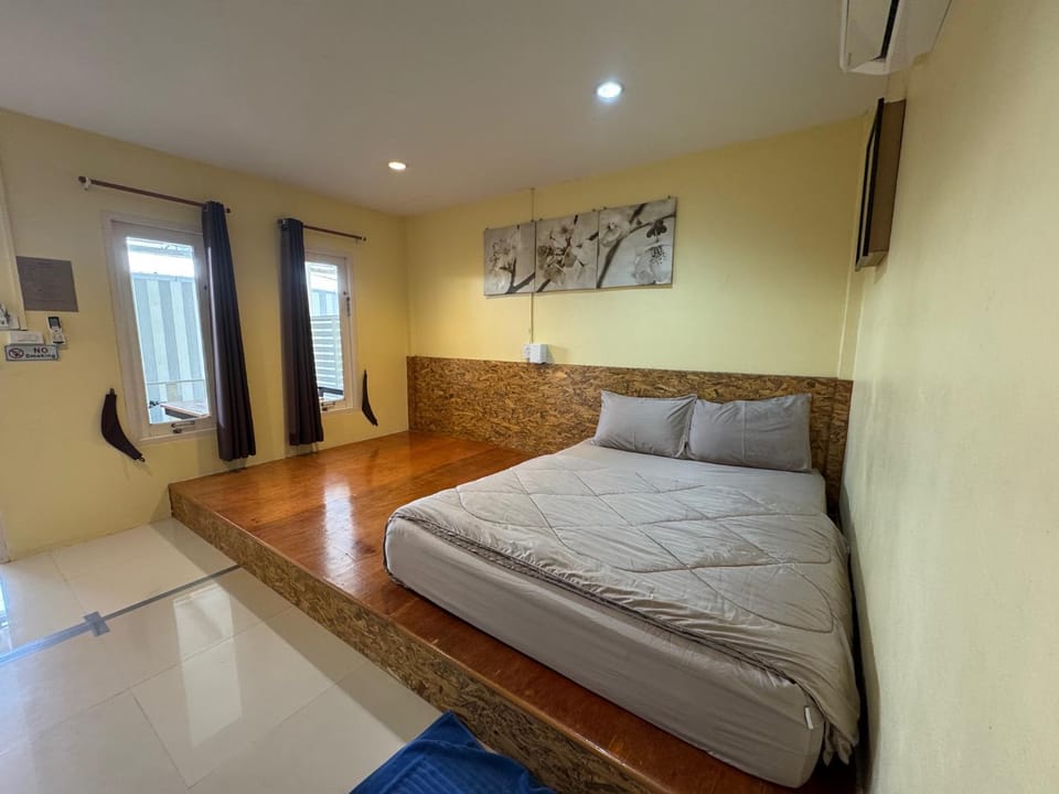 Bed, Living room, Photo of the whole room, Seating area, Bedroom