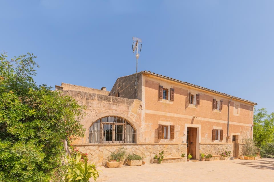 Murtera- Traditional country manor house for 9 people 5 bedrooms and 4 bathrooms near Sant Llorenç House in Llevant