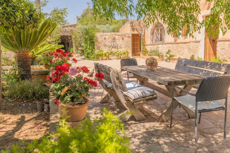 Murtera- Traditional country manor house for 9 people 5 bedrooms and 4 bathrooms near Sant Llorenç House in Llevant