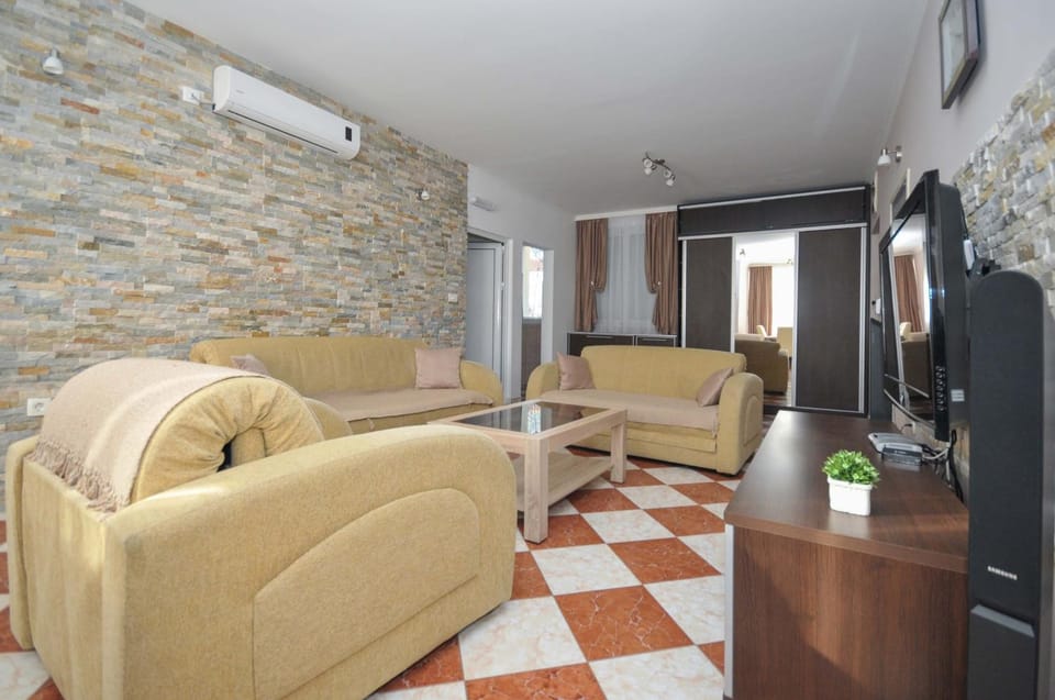 Bed, Day, Living room, Photo of the whole room, Decorative detail