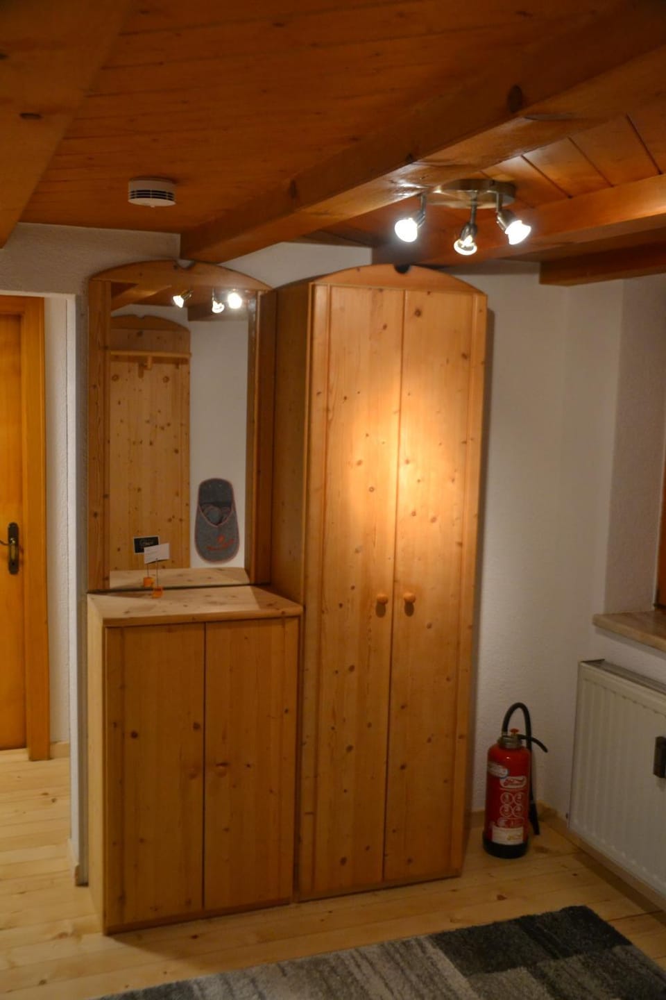 Photo of the whole room, Area and facilities