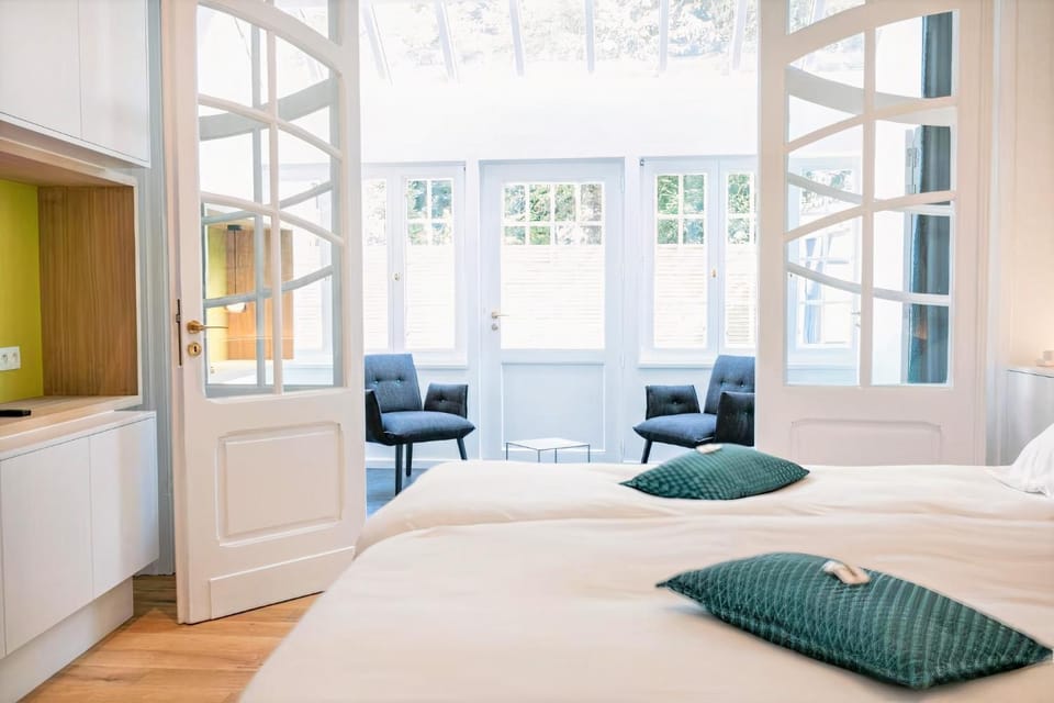 Bed, Seating area, Bedroom