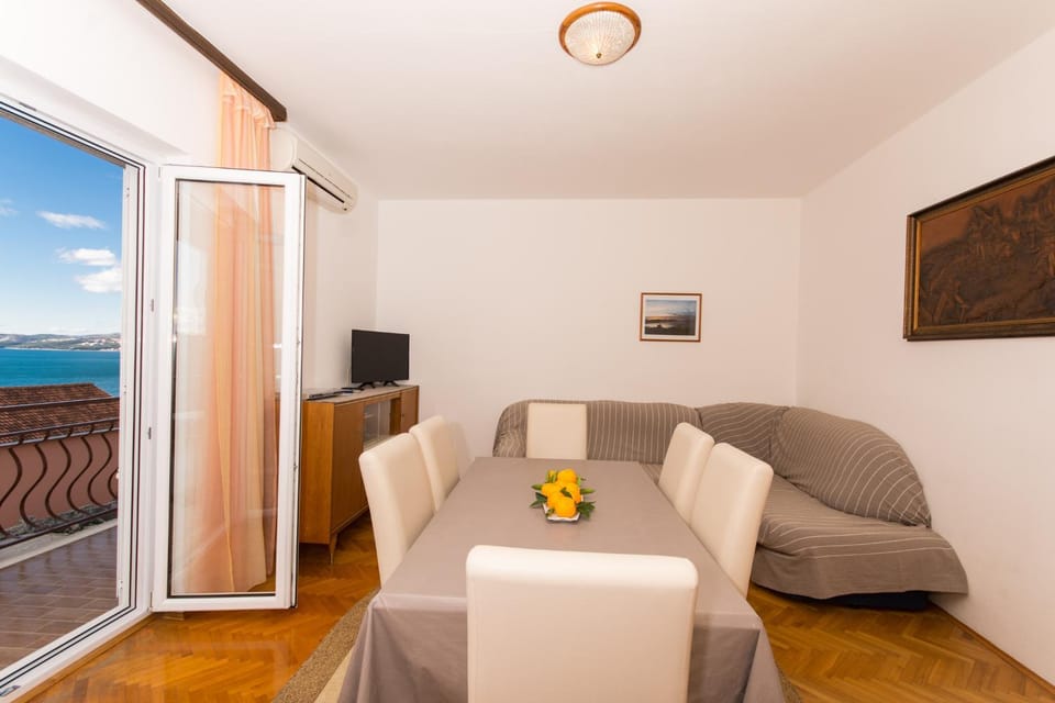 Communal lounge/ TV room, Sea view