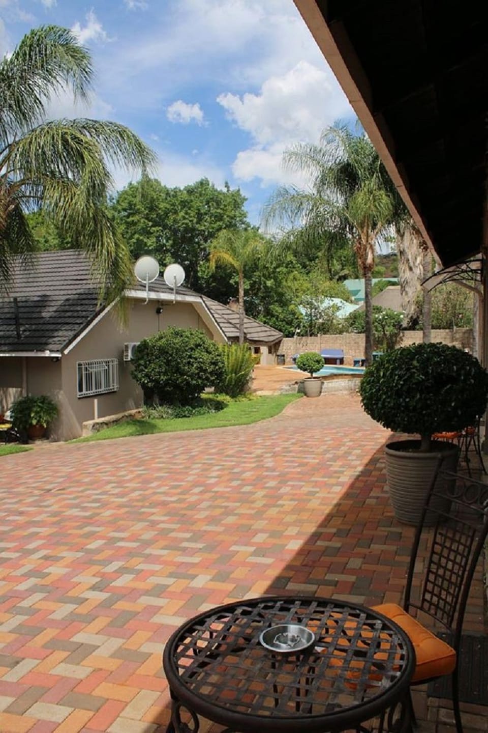 Property building, Facade/entrance, Garden, Garden view