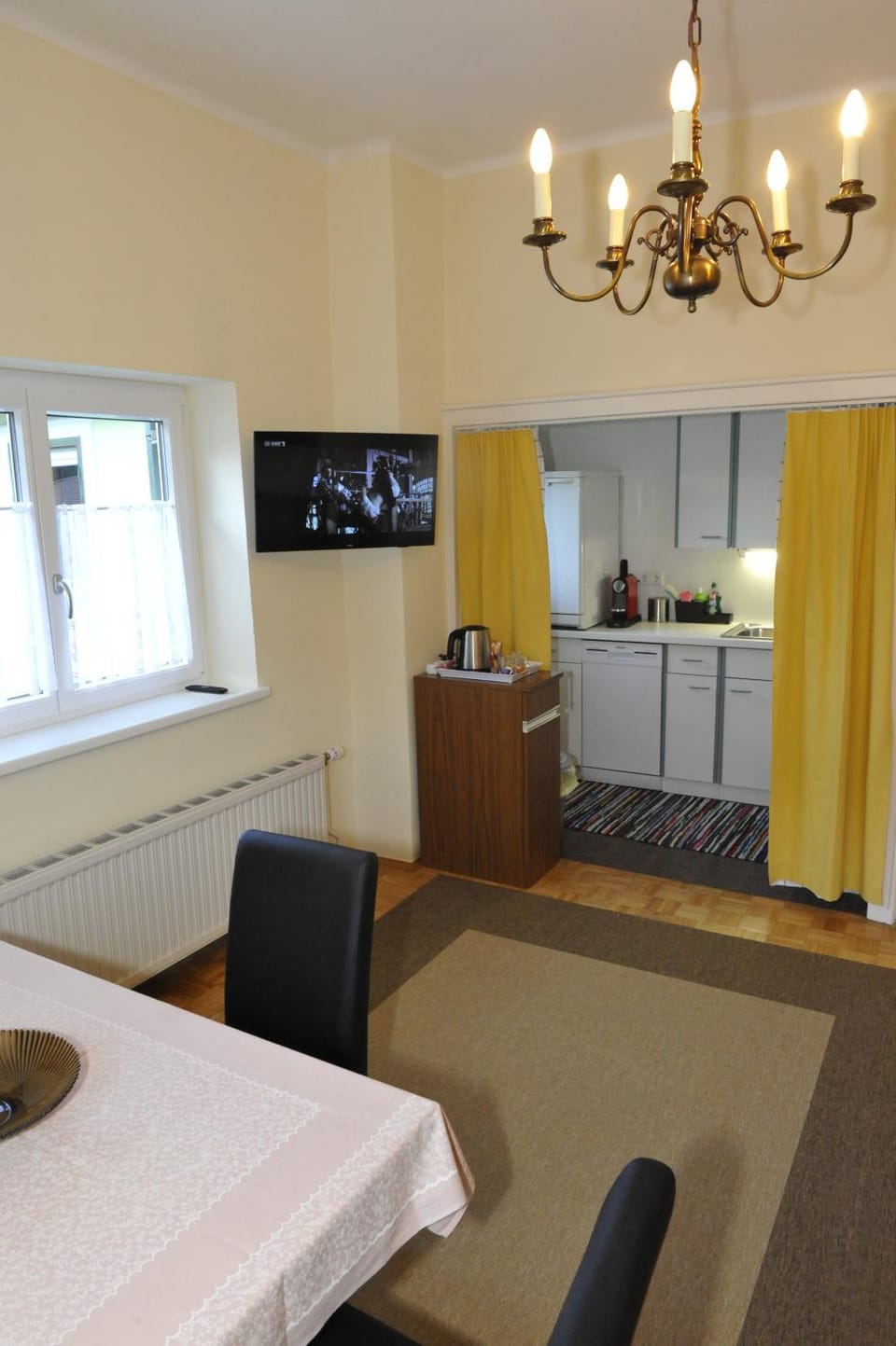 Kitchen or kitchenette, Dining area