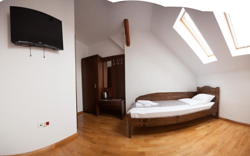 Communal lounge/ TV room, Bed, TV and multimedia, Photo of the whole room, Bedroom