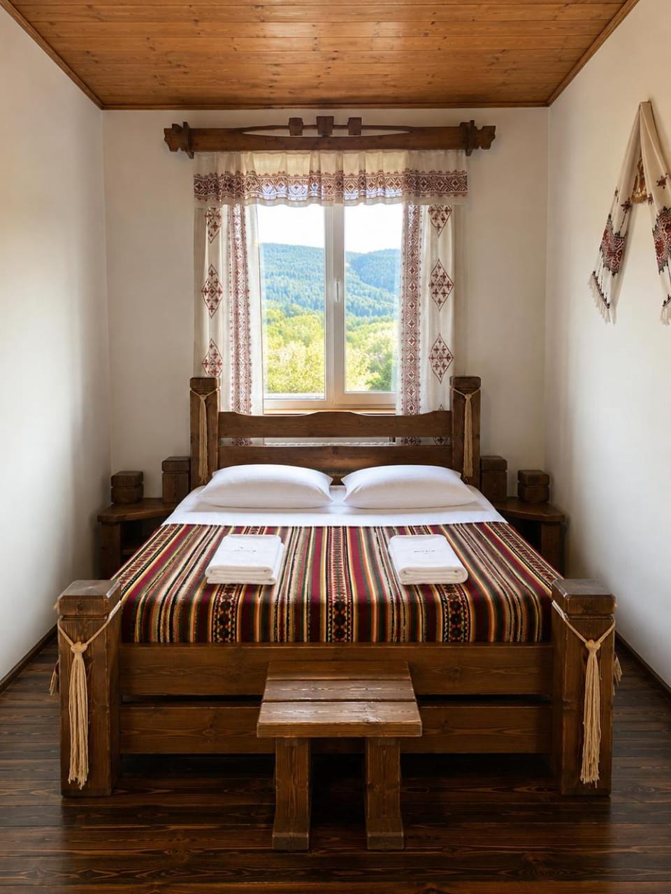 Photo of the whole room, Decorative detail, Decorative detail, Mountain view, Mountain view, Lunch