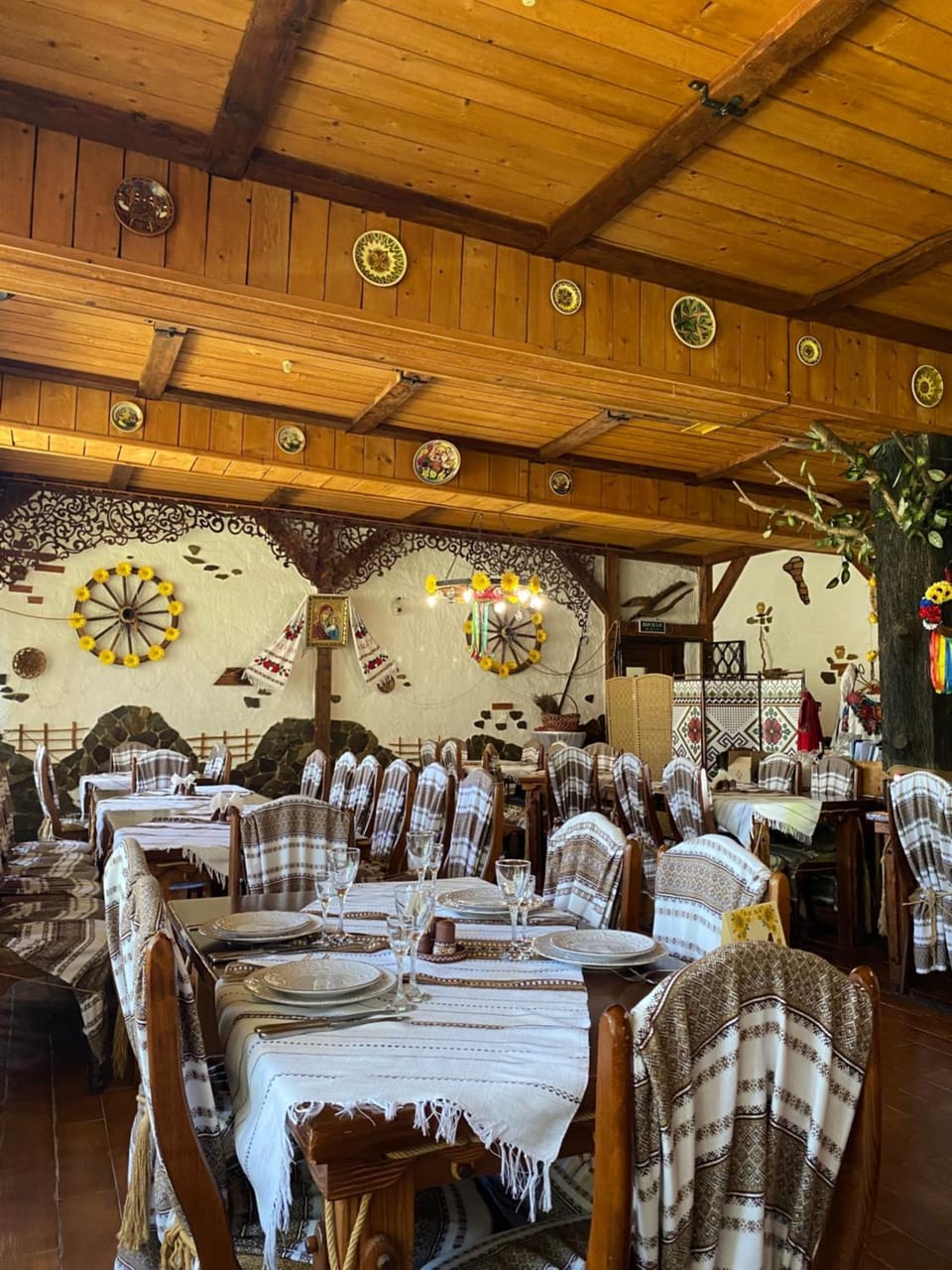 Restaurant/places to eat, Banquet/Function facilities, Decorative detail, Meeting/conference room, Breakfast, Lunch, Dinner