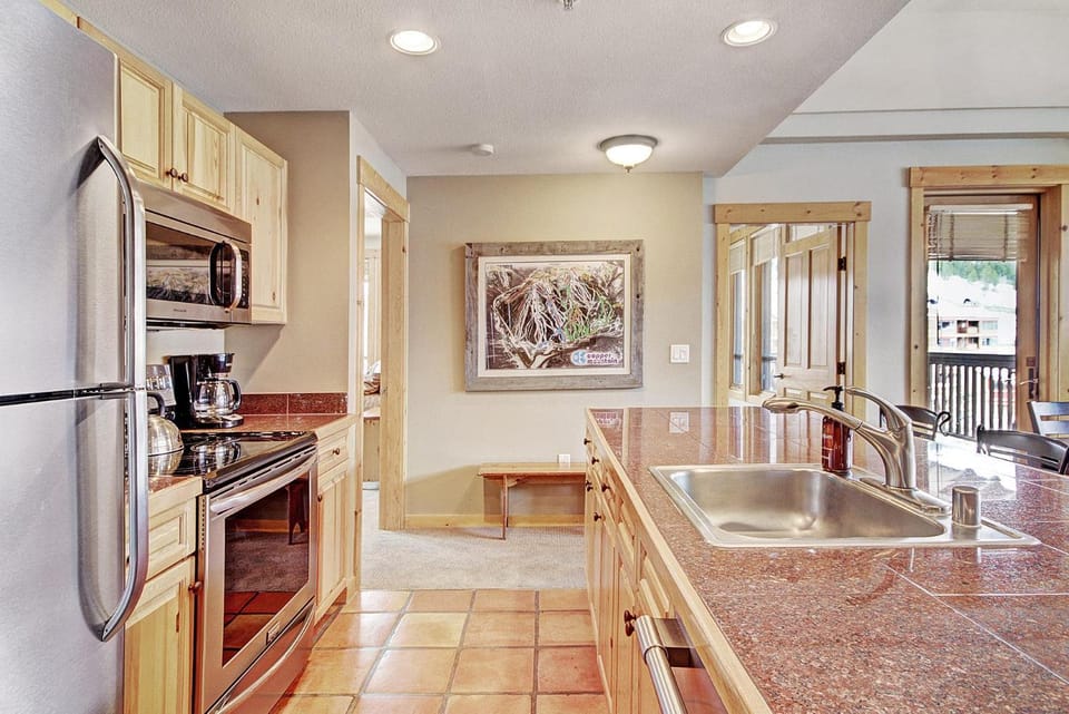 Kitchen or kitchenette