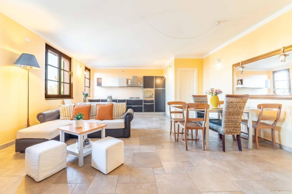 Kitchen or kitchenette, Living room, Seating area, Communal kitchen