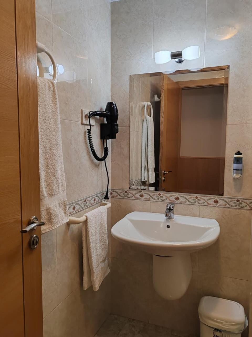 Shower, Toilet, towels