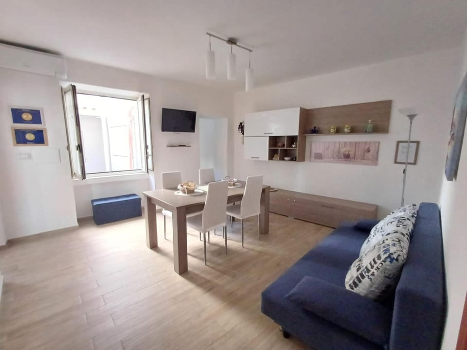 TV and multimedia, Living room, Seating area, air conditioner