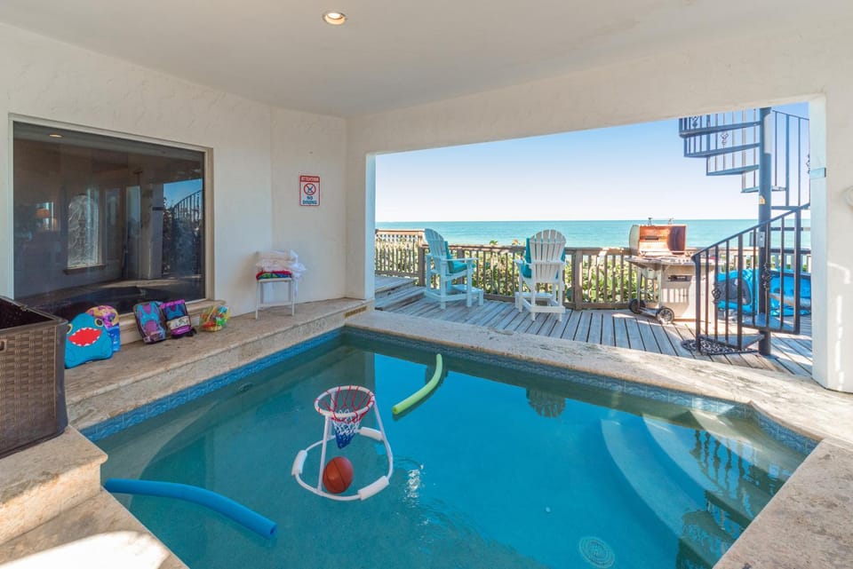 Shower, Balcony/Terrace, Seating area, Sea view, Swimming pool