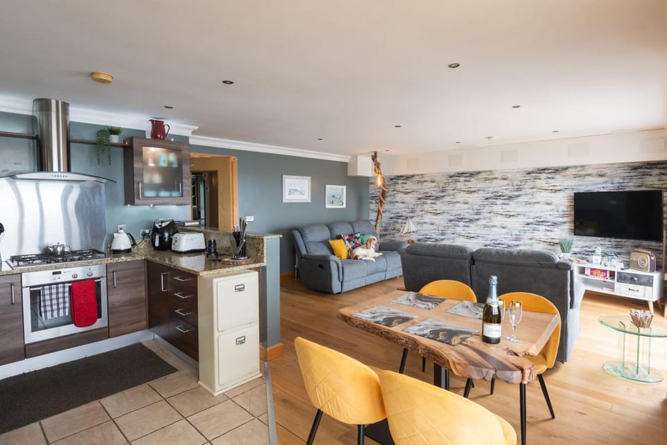 Kitchen or kitchenette, Living room, Seating area, Dining area, oven, pet friendly