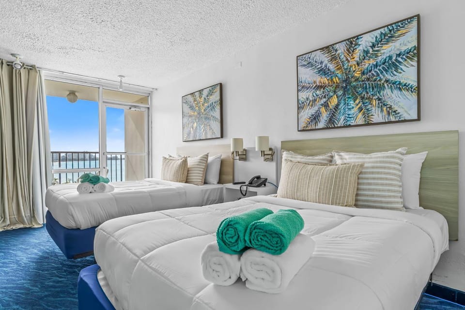 Bed, Bedroom, towels