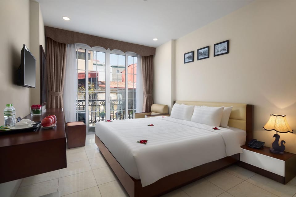 Photo of the whole room, City view