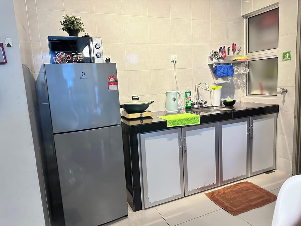 Kitchen or kitchenette, minibar