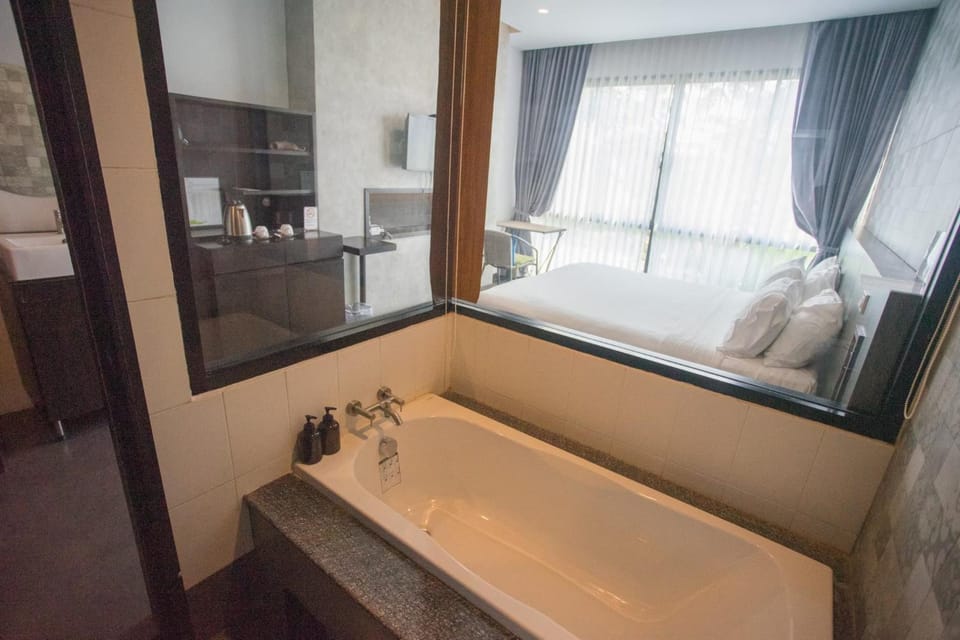 Hot Tub, Bathroom