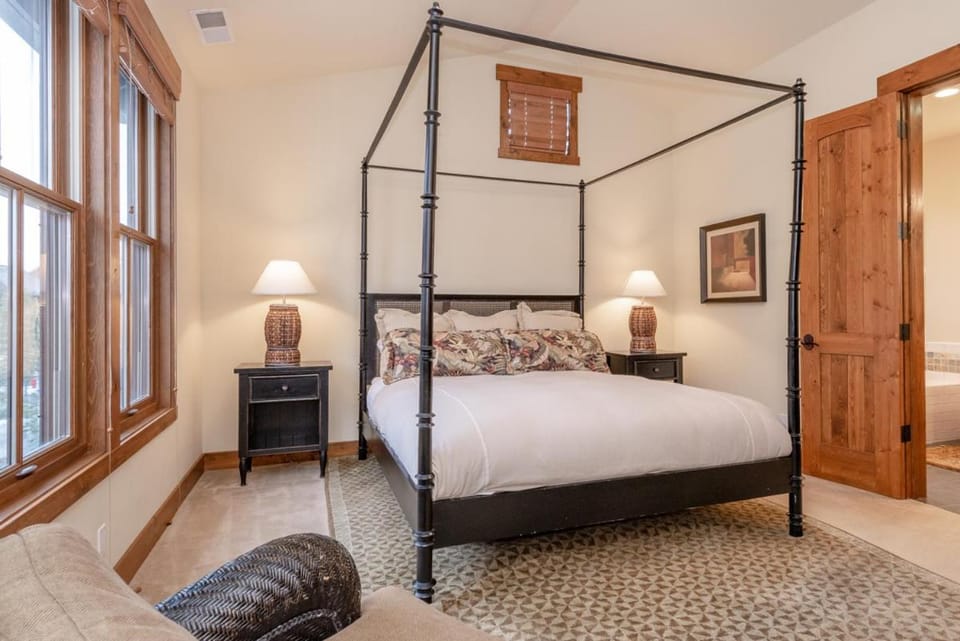 Lodges 1140- Spacious Townhome on Golf Course House in Mammoth Lakes
