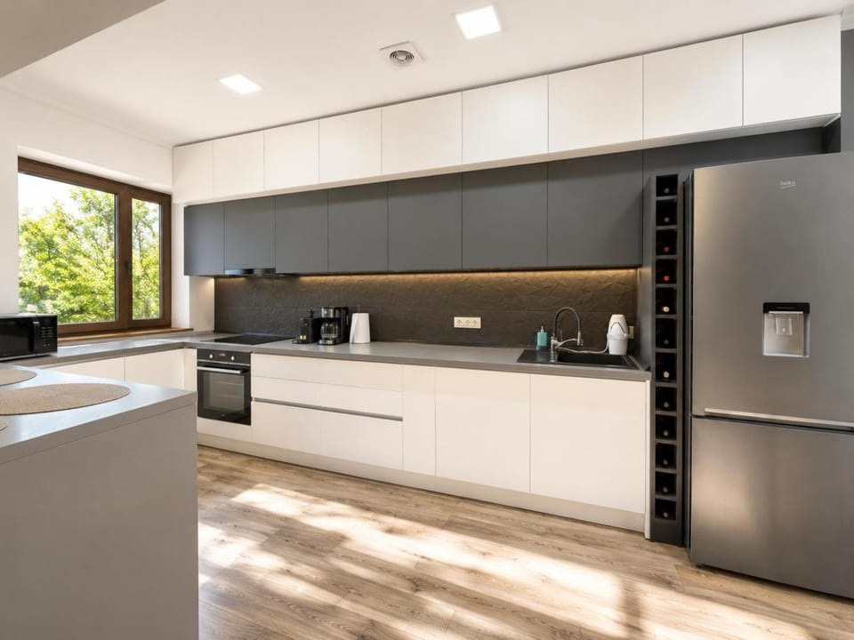 Kitchen or kitchenette, dishwasher, oven