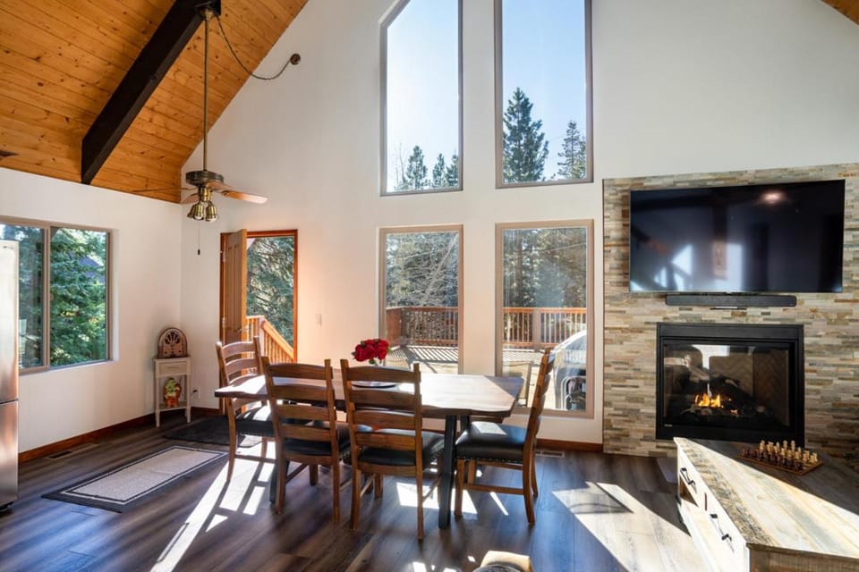North Shore - Cozy Cabin Cabin in Kings Beach