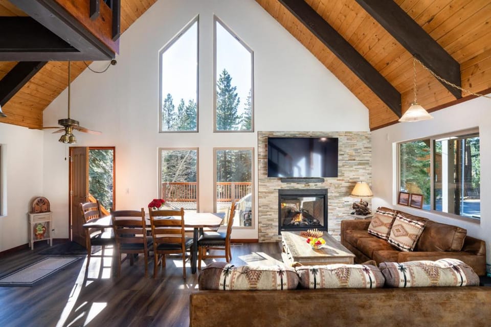 North Shore - Cozy Cabin Cabin in Kings Beach