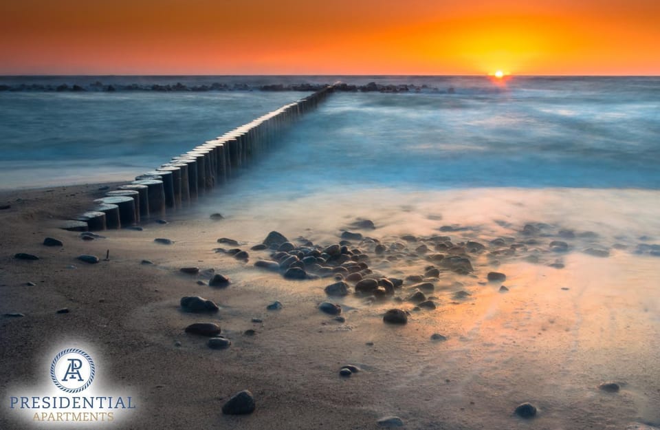 Nearby landmark, Day, Property logo or sign, Neighbourhood, Natural landscape, Activities, Winter, Beach, Sea view, Sunset