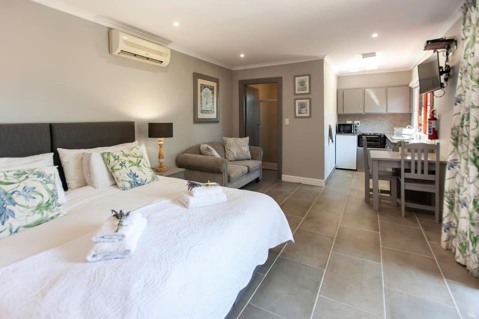 View (from property/room), Kitchen or kitchenette, Seating area, Bedroom