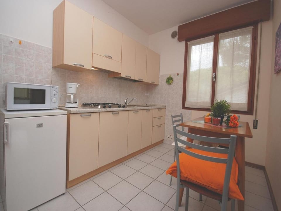 Kitchen or kitchenette, Dining area, minibar, stove