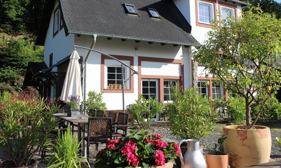 Property building, Patio, Summer, Garden, Balcony/Terrace