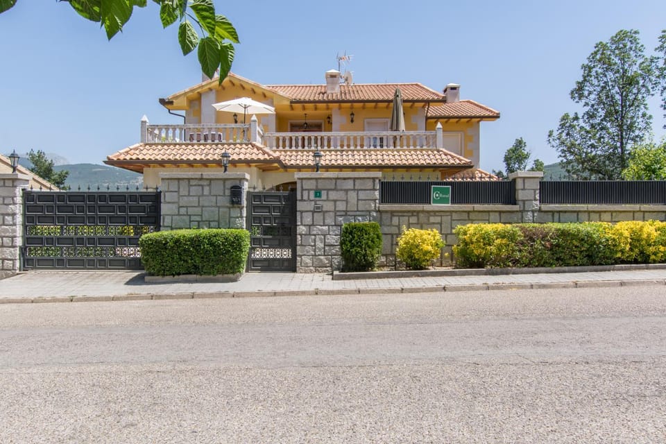 Property building, Garden, Swimming pool