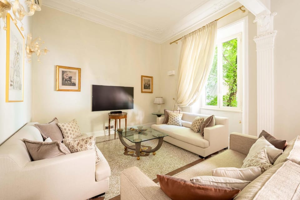 Communal lounge/ TV room, TV and multimedia, Living room, Seating area, Evening entertainment